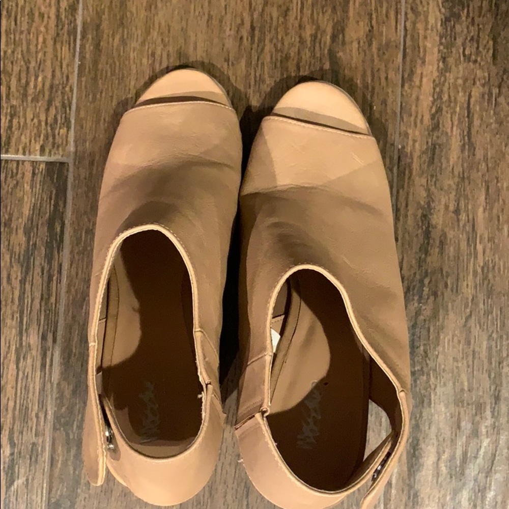 Massimo camel color peep toe shoes